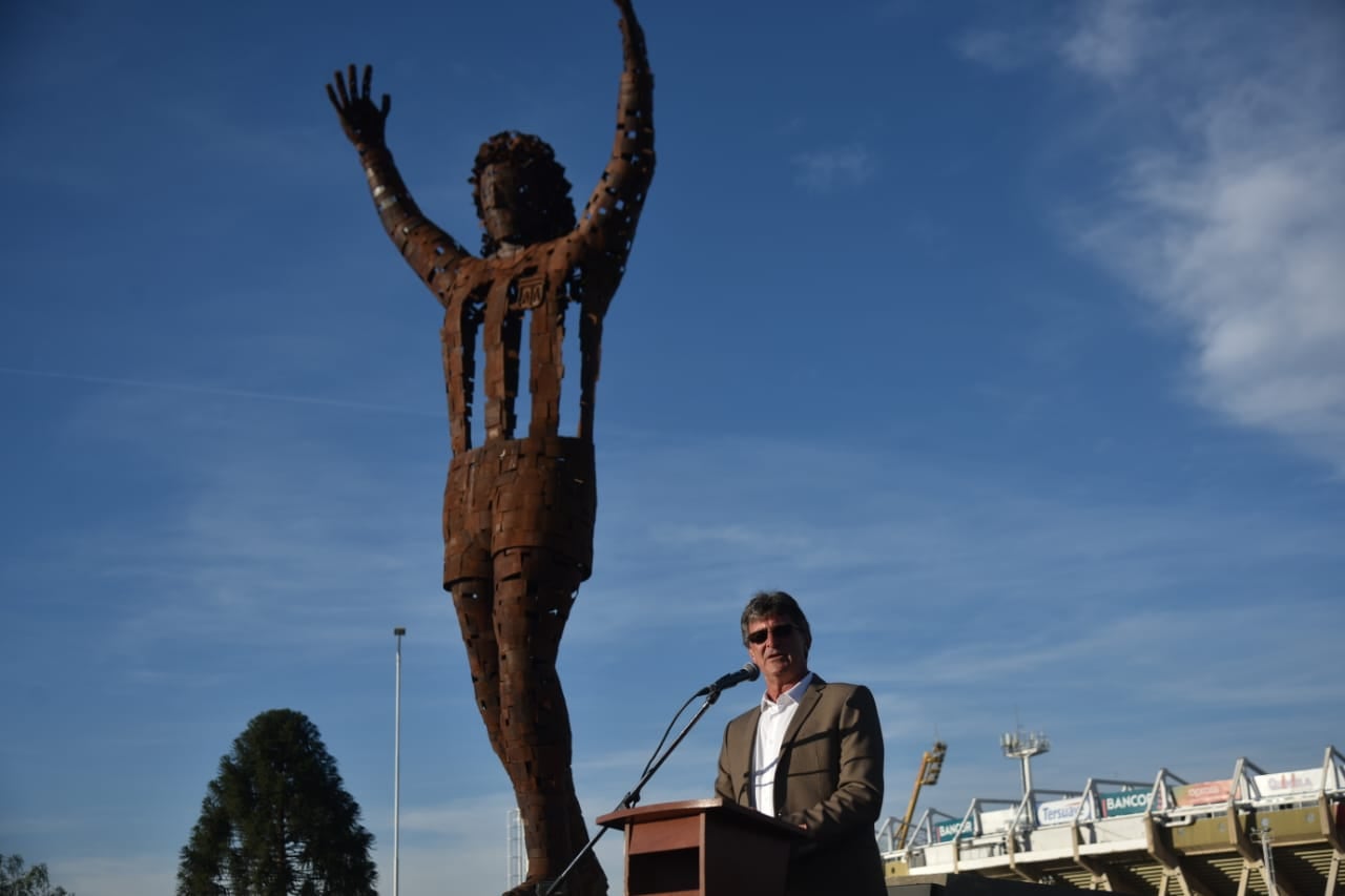 Mario Alberto Kempes en la inauguración de su estatua en el estadio y en la presentación del escenario para formar parte del Mundial 2030. (Facundo Luque / La Voz)