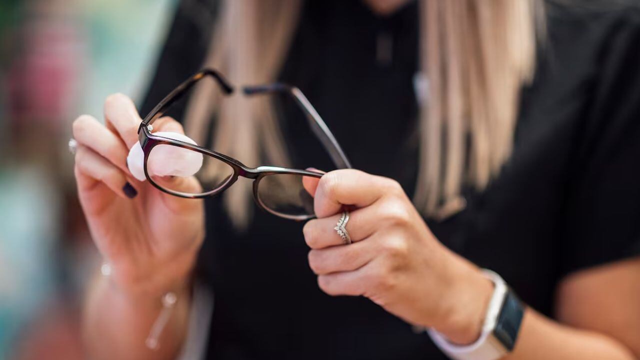 Uno de los métodos para eliminar las rayaduras de los lentes es utilizar detergente para madera y vaselina.