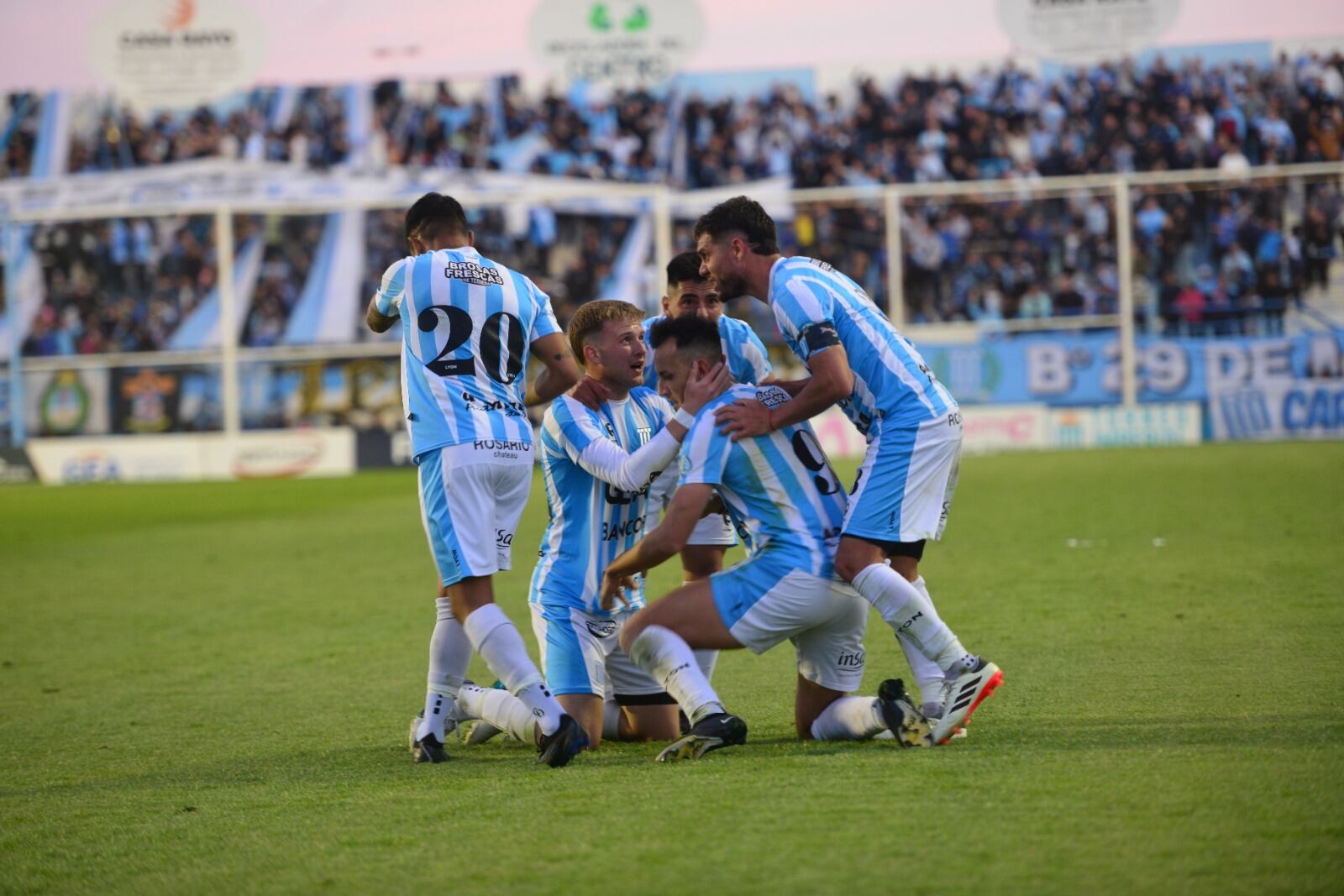 Racing de Nueva Italia venció 2-0 a Güemes por la Primera Nacional en el estadio Miguel Sancho. (Javier Ferreyra / La Voz)