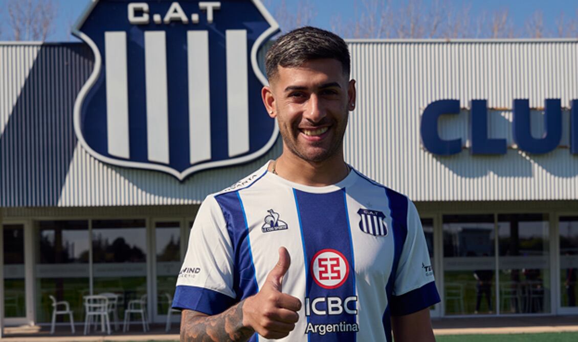 Moyano, feliz al posar con la camiseta de Talleres (Foto: Prensa CAT).