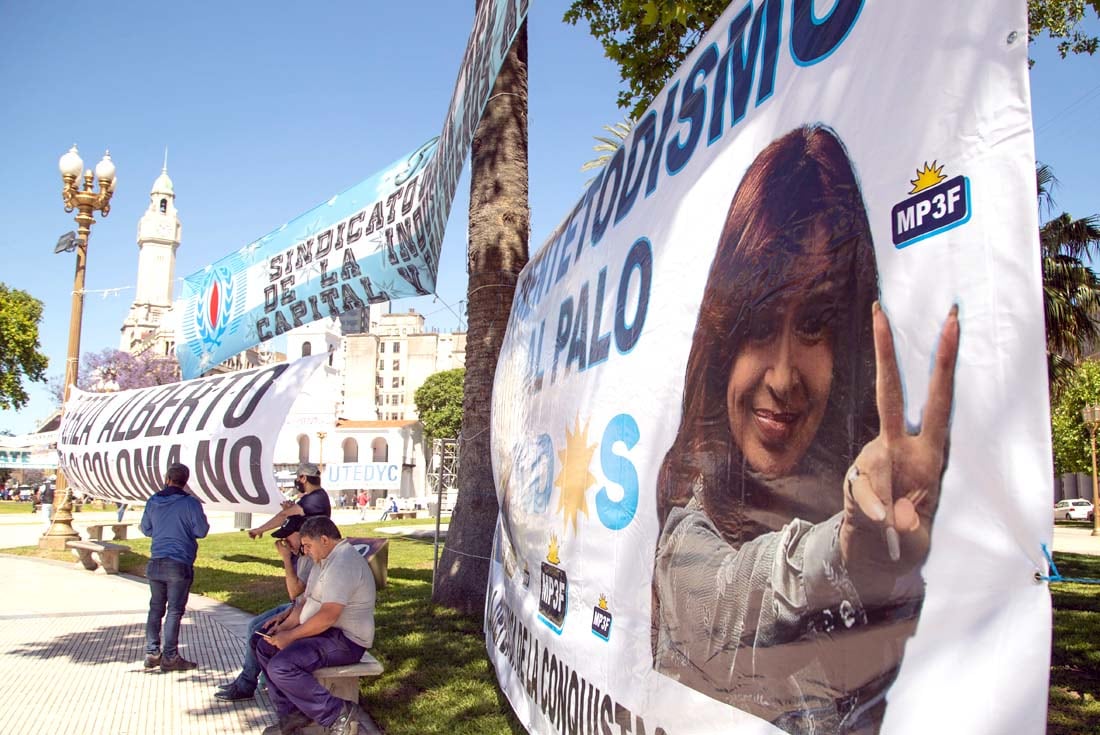 Los primeros grupos de militantes del Frente de Todos comenzaron a acercarse esta mañana a la zona de la Plaza de Mayo, donde se encuentra emplazado el escenario central del acto por el Día de la Militancia, que tendrá esta tarde como único orador al presidente Alberto Fernández. (Télam)