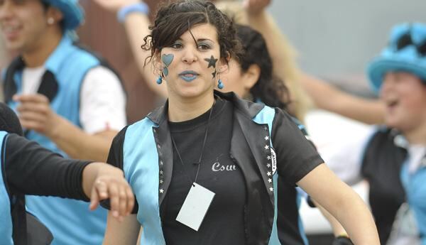 Mujer hincha de fútbol.
