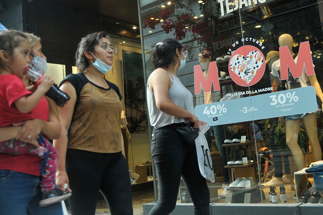 negocios en el centro y en el Cerro de las Rosas en los días previos al día de la madre, con pocas compras pero grandes expectativas 12 octubre 2021 foto Javier Ferreyra