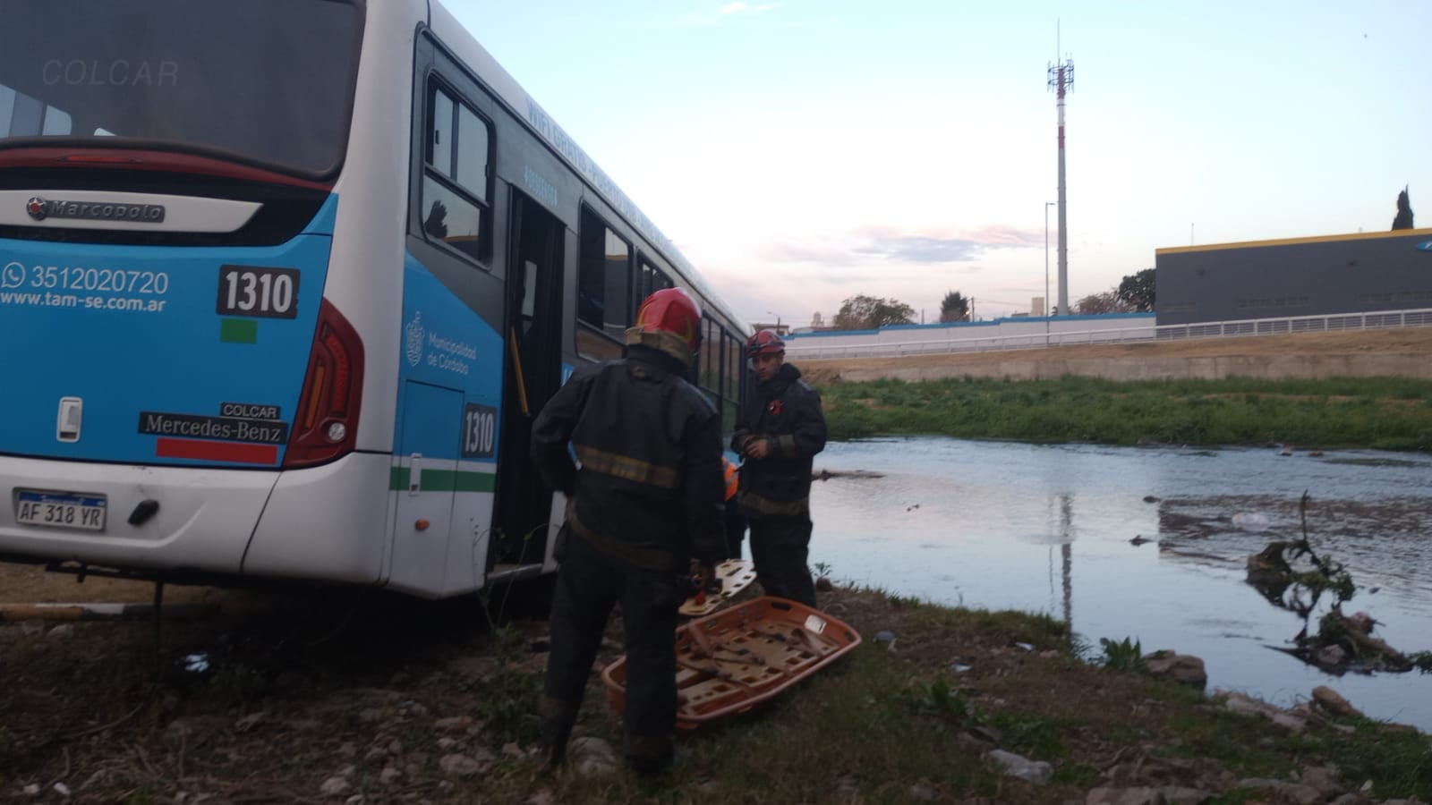 Un colectivo de línea chocó contra un auto y terminó en el caudal del Río Suquía.