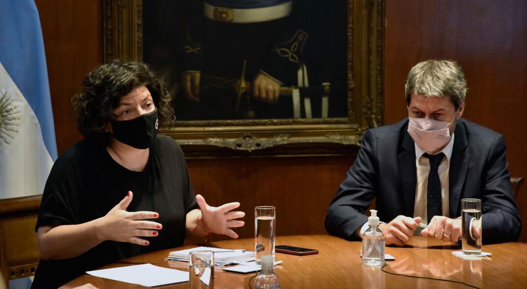 Carla Vizzotti y Matías Lammens en plena reunión. (Télam)