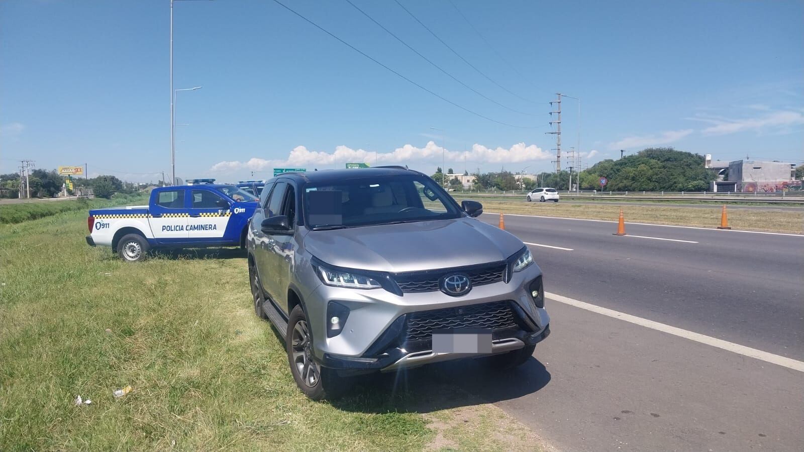 Todo sucedió en el marco de una multa por alta velocidad a un conductor de un SUV en la Circunvalación de Córdoba. (Policía)