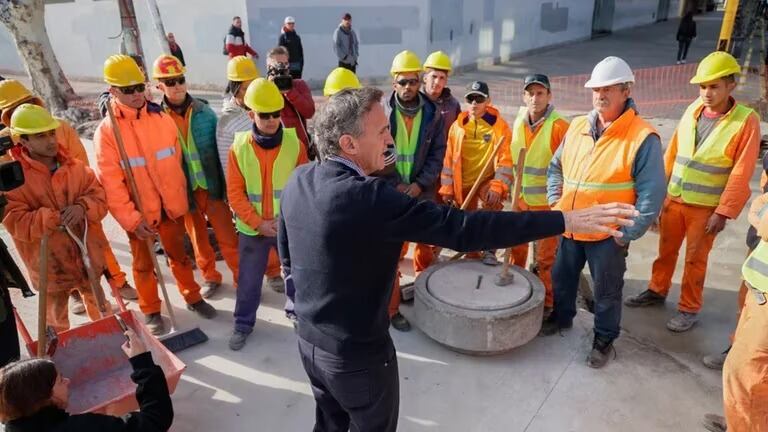 Gabriel Katopodis habla con trabajadores de la construcción en el paro activo que impulsó el Gobierno