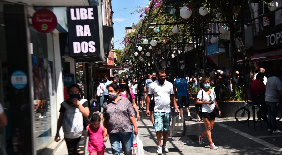 A pocas horas de Navidad, los cordobeses salieron a copar las calles. (Foto: Pedro Castillo)