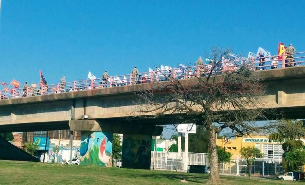 Manifestantes subiendo al puente interprovincial este viernes 9 de julio, no hubo incidentes.