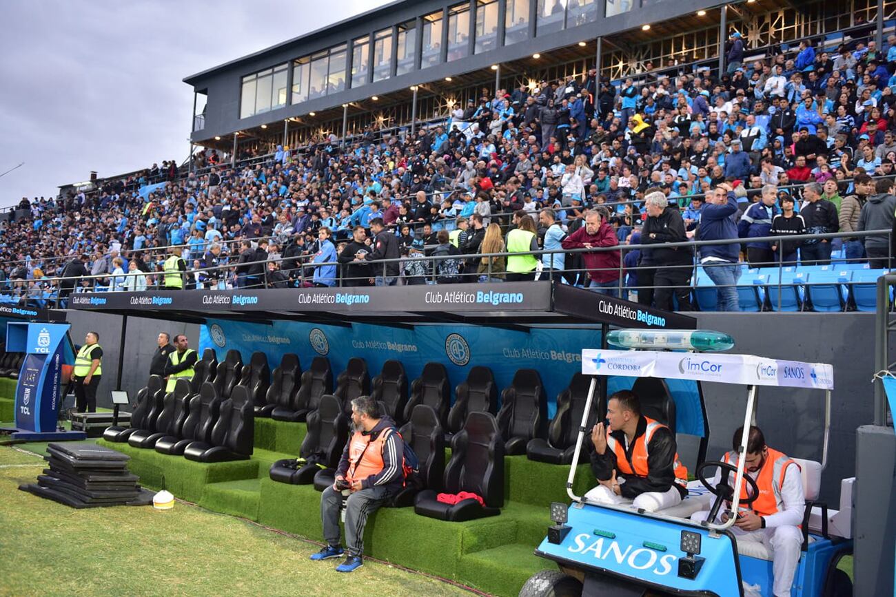 Nuevas plateas, palcos, bancos de suplentes y cabina de prensa. Gigante de Alberdi