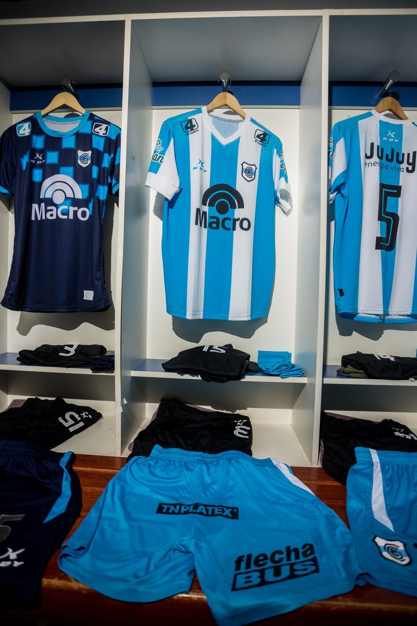 Las nuevas camisetas titular y suplente del "Lobo" jujeño que vestirán al elenco albiceleste por el resto del campeonato.