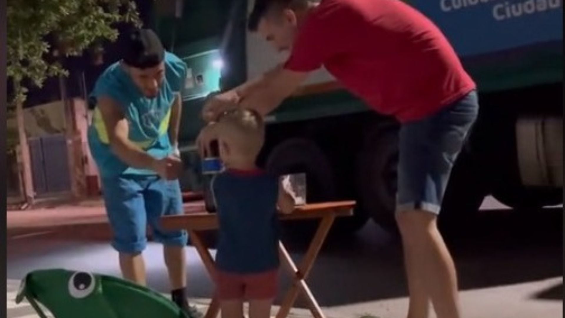 El pequeño de dos años esperó a los trabajadores y les invitó una bebida fresca para paliar el calor.