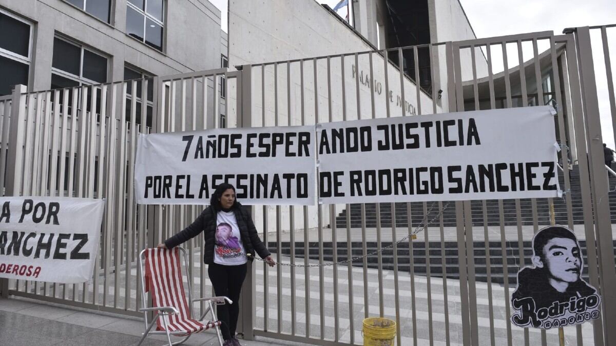 Gabriela, madre de Rodrigo, encadenada a Tribunales 2.