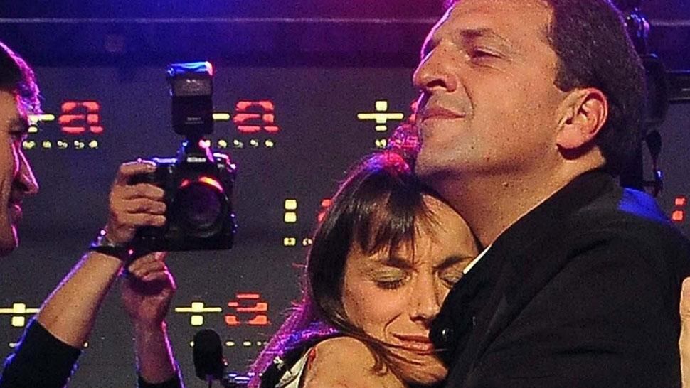 El abrazo de Sergio Massa y su esposa, Malena Galmarini, quien había increpado a Daniel Scioli (DyN).