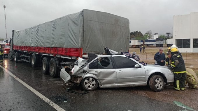 Murió un automovilista que chocó contra un camión estacionado en Córdoba.