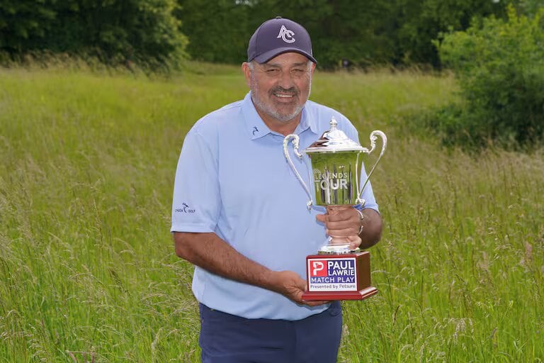 Ángel Cabrera con el trofeo en el certamen Paul Lawrie Match Play. (Foto de Legends Tour)