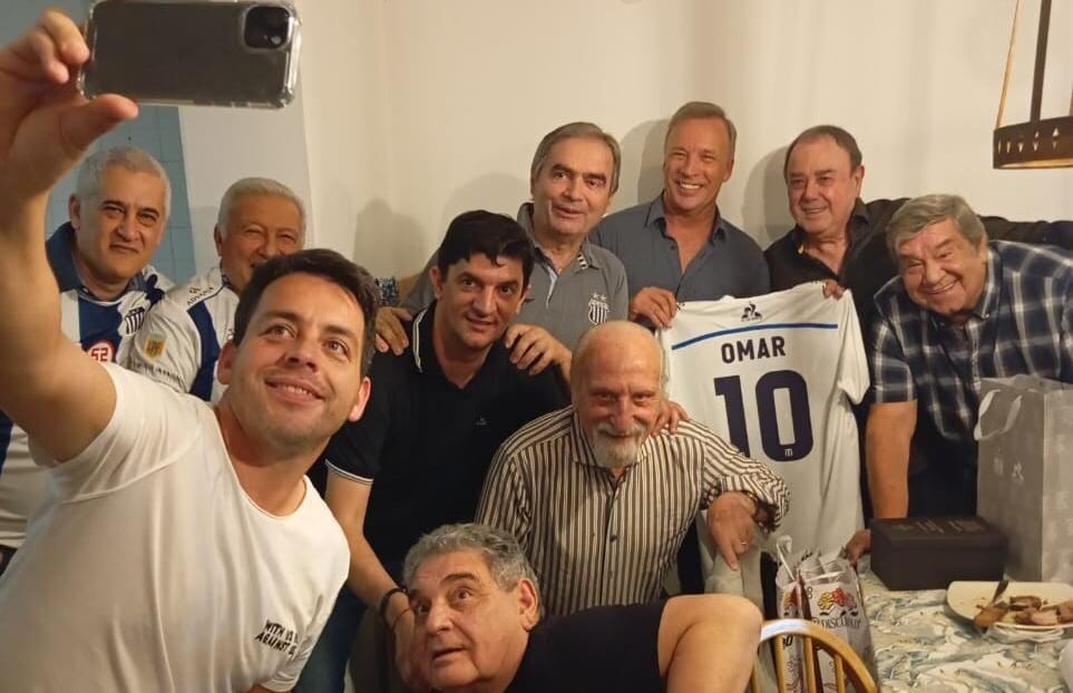 El presidente de Talleres, en la previa al aniversario 111 del club. Compartió una cena con el asambleísta Omar Verzellini y su amigo de siempre, el ex titular del club Egidio Heyd, ex directivos como Hugo Bertinetti, Ángel Gómez y el intendente Matías Torres Cena.