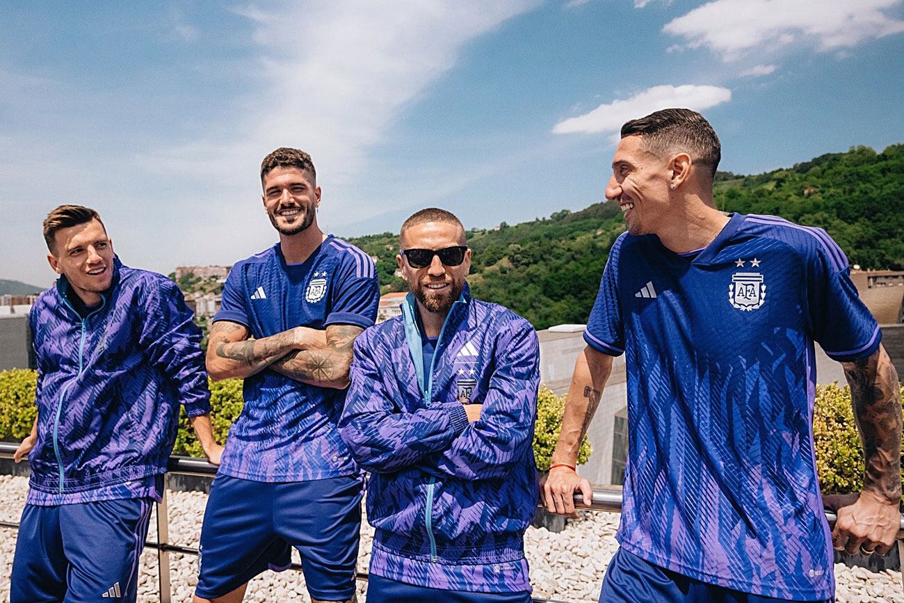 Los jugadores argentinos le pusieron onda al lanzamiento de la camiseta suplente para el Mundial. (Twitter)