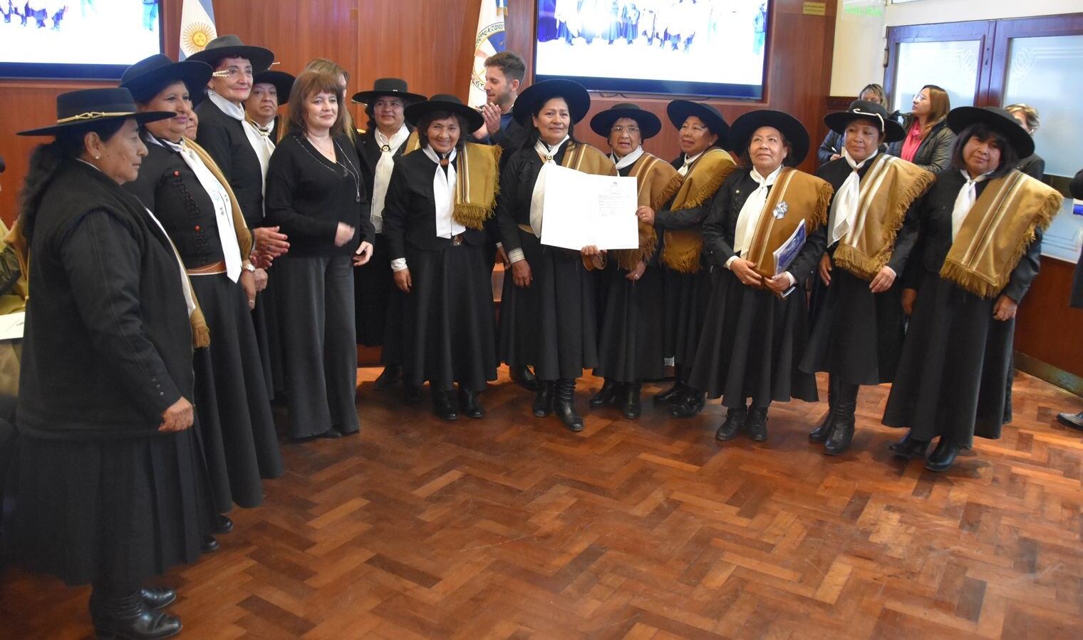 Mujeres tradicionalistas que integran la Asociación "La Gauchita", exhiben la distinción recibida por la organización de la Marcha de homenaje a la Bandera Nacional de la Libertad Civil.