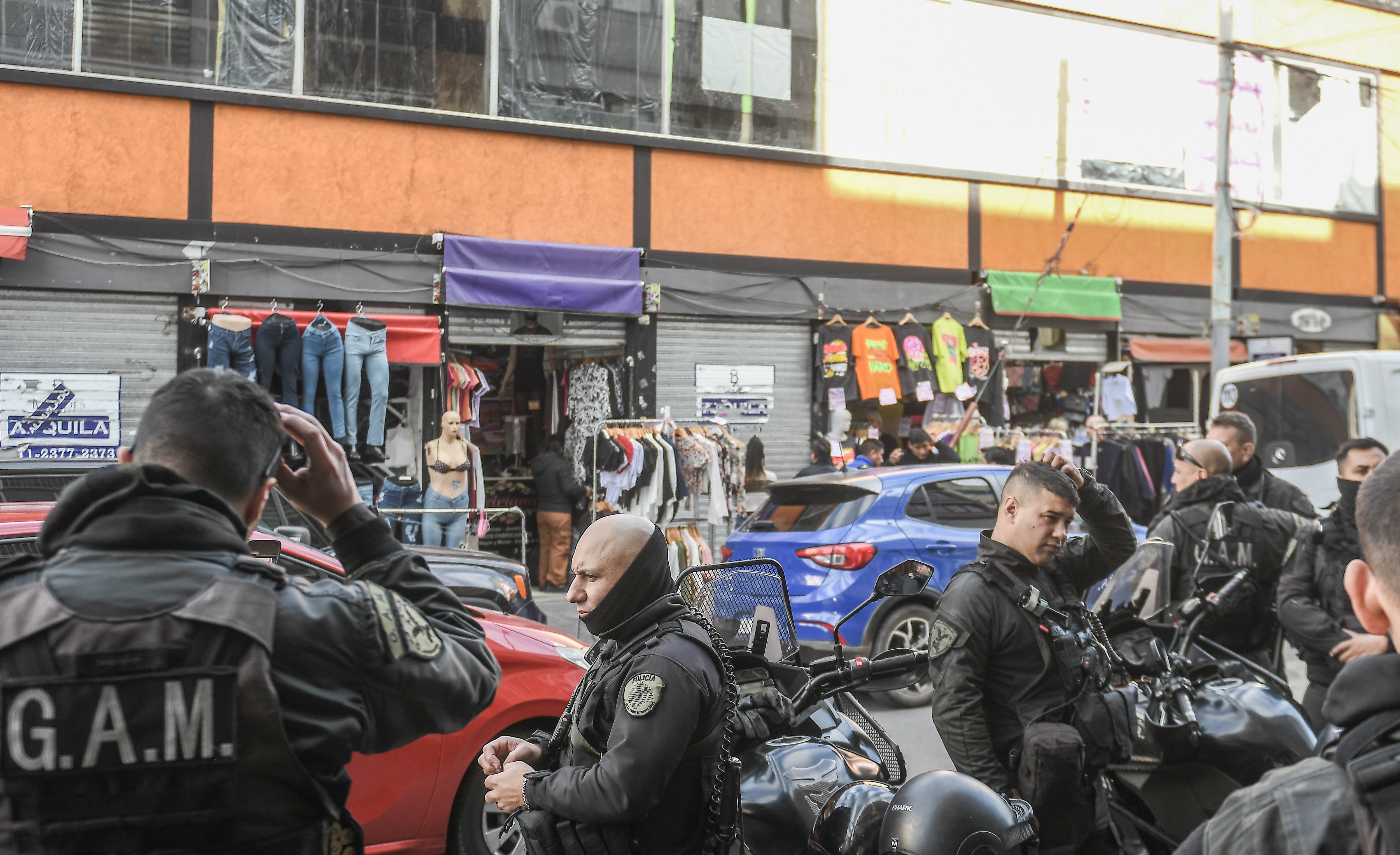 Zona comercial de Flores. Temor a saqueos en locales. Foto Federico Lopez Claro