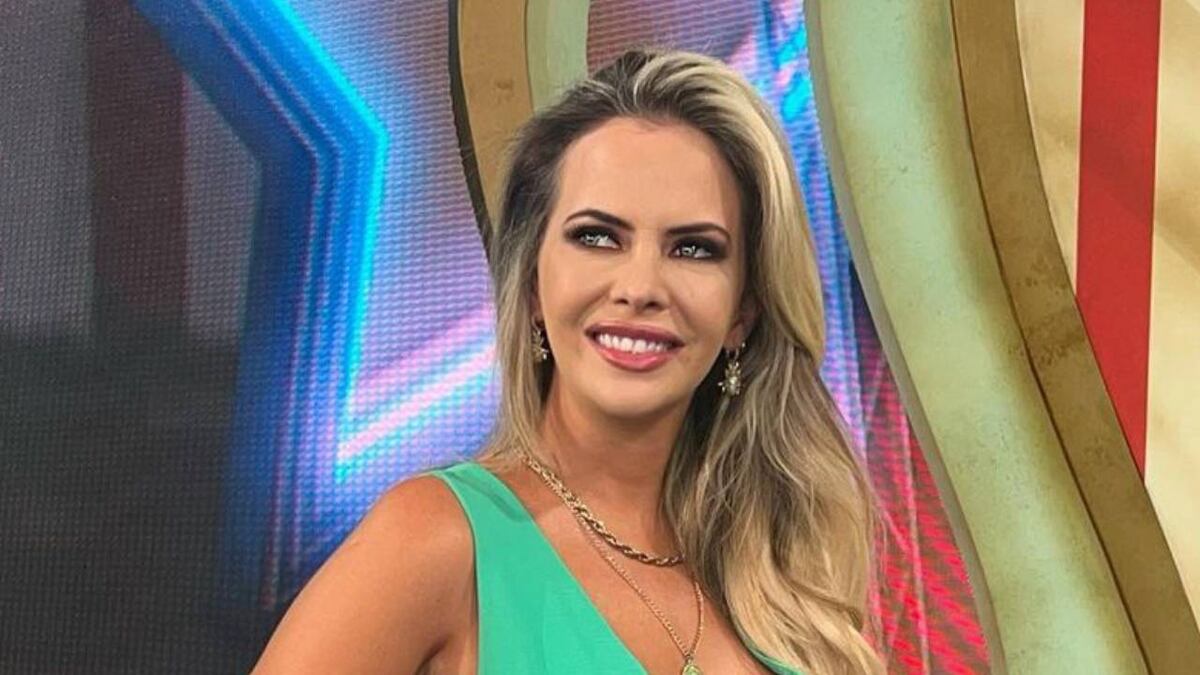 Ale Maglietti impuso tendencia con un vestido verde lima ajustado al cuerpo