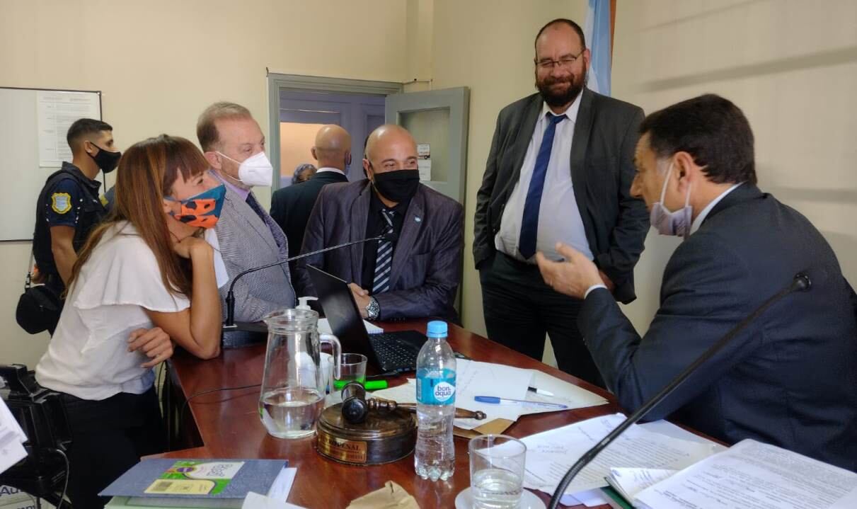 El presidene del tribunal, el juez Néstor Muricio dialogando con la fiscalía, la querella y la defensa.