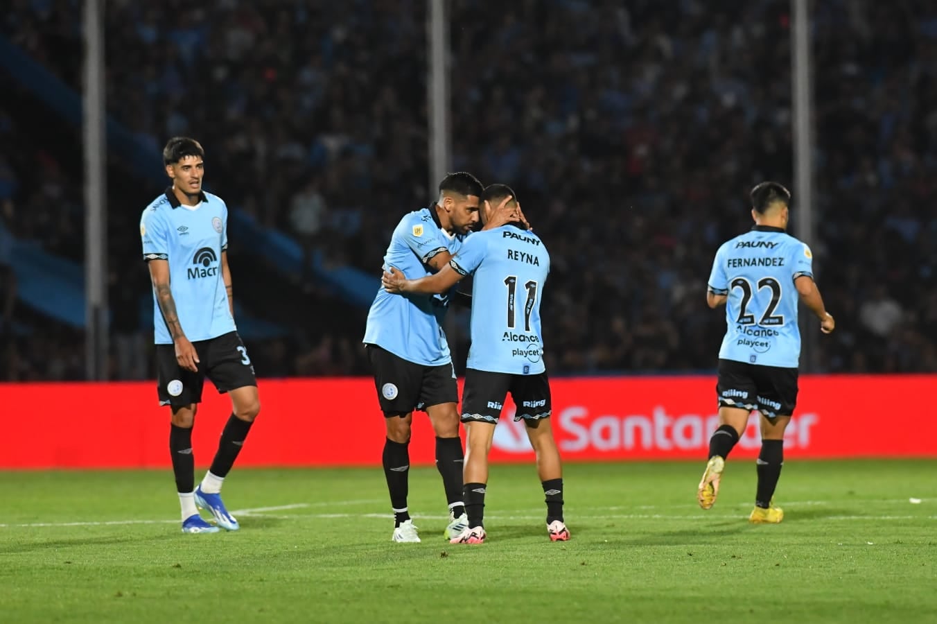 Franco Jara felicita a Bryan Reyna luego de la asistencia que le dio en el partido ante Defensa y Justicia en Alberdi. (Facundo Luque / La Voz)