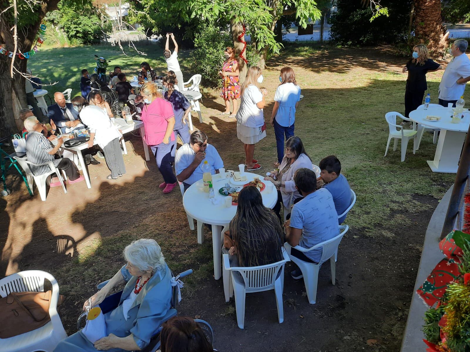 Brindis de fin de año en la residencia del Geriátrico Municipal de Tres Arroyos