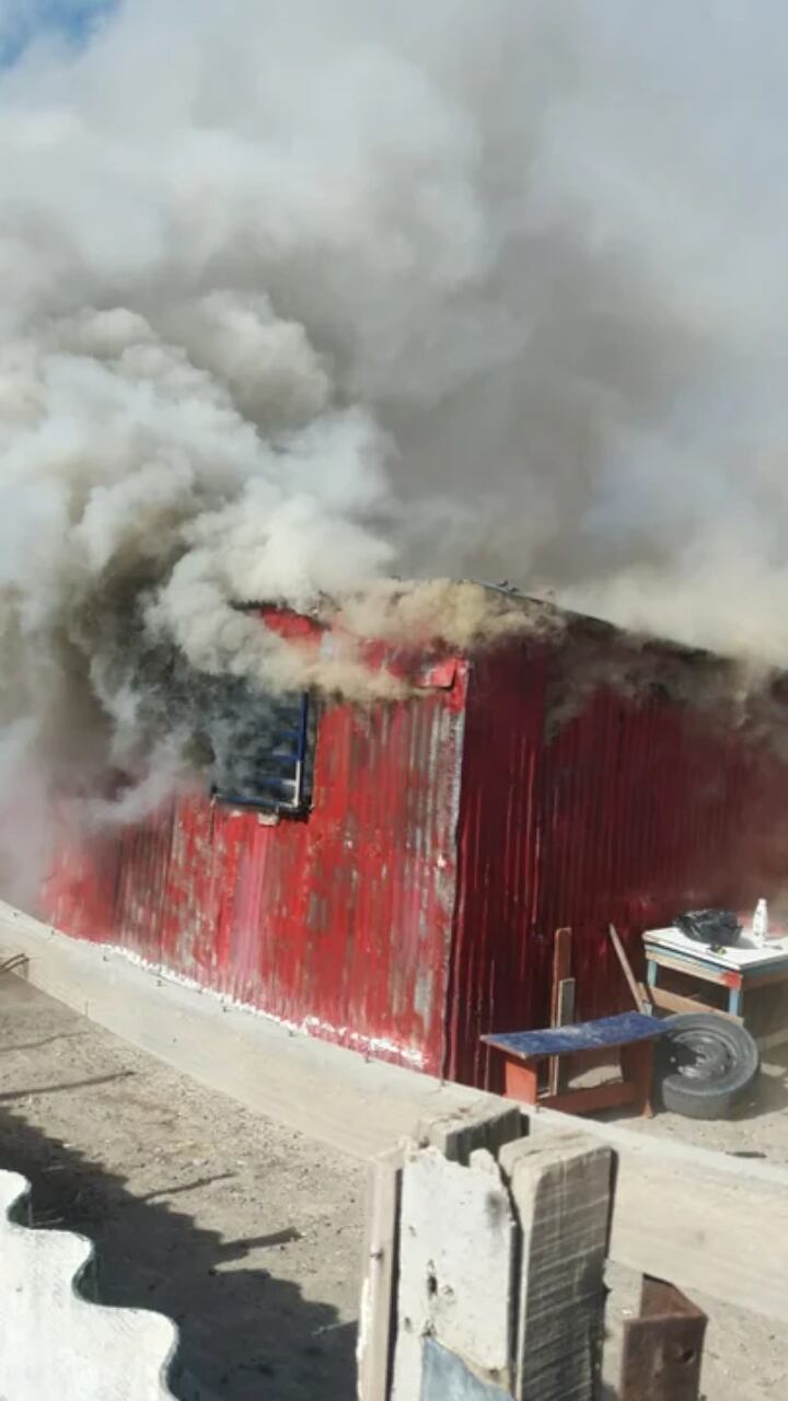 Conectó el celular a la corriente y desató un incendio.