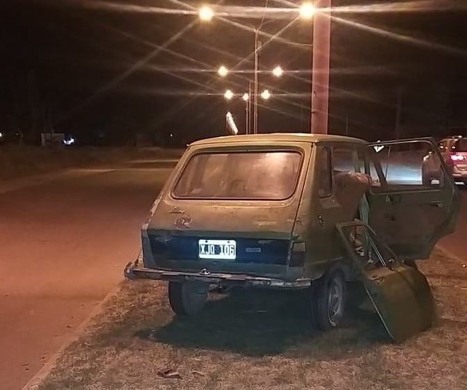 Un auto impactó sobre una columna en avenida Monteagudo