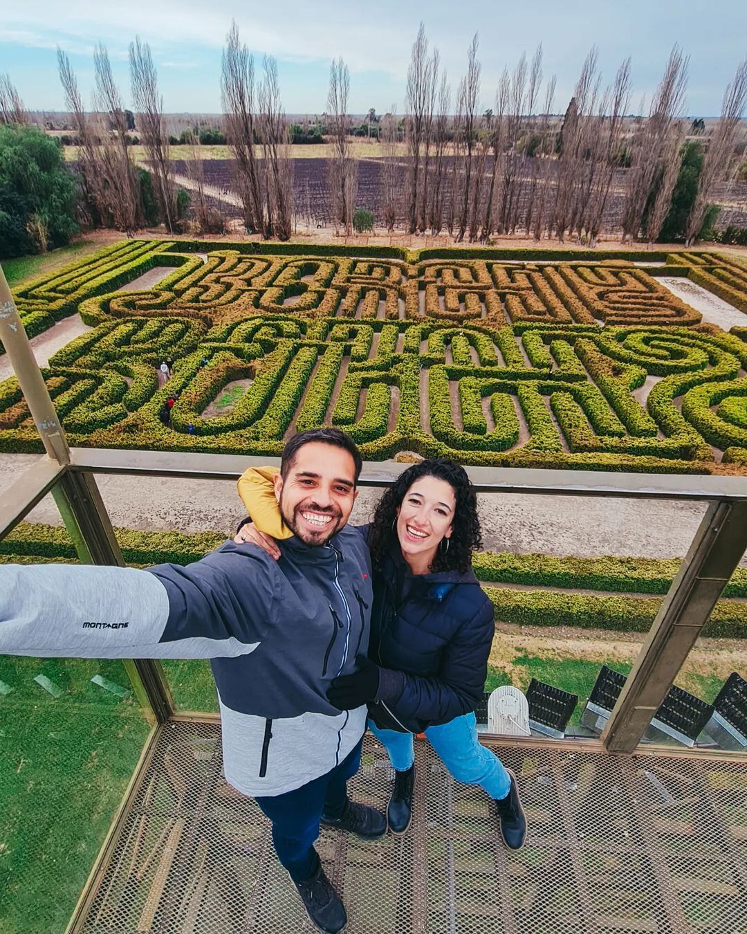 La pareja de viajeros en el Laberinto de Borges.