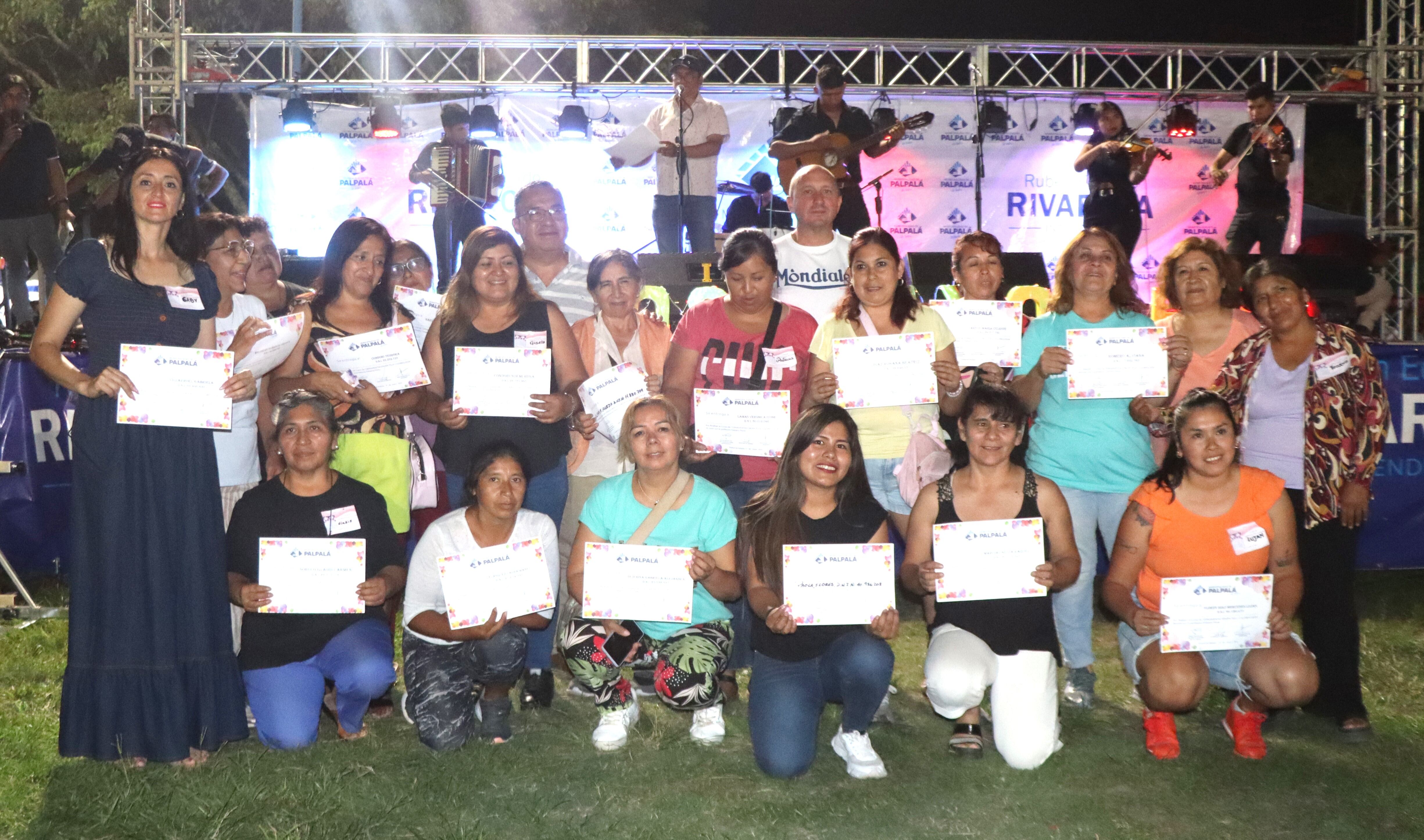 Parte de las cocineras, al recibir sus correspondientes certificados de participación en la convocatoria realizada en Palpalá.