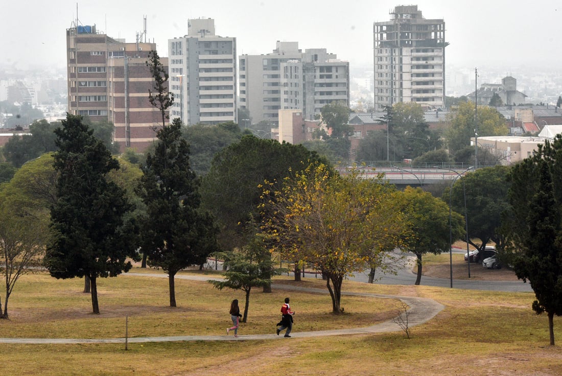 Mucho frío en el comienzo del invierno. Niebla sobre la ciudad desde el Parque Sarmiento. (Pedro Castillo/ La Voz)