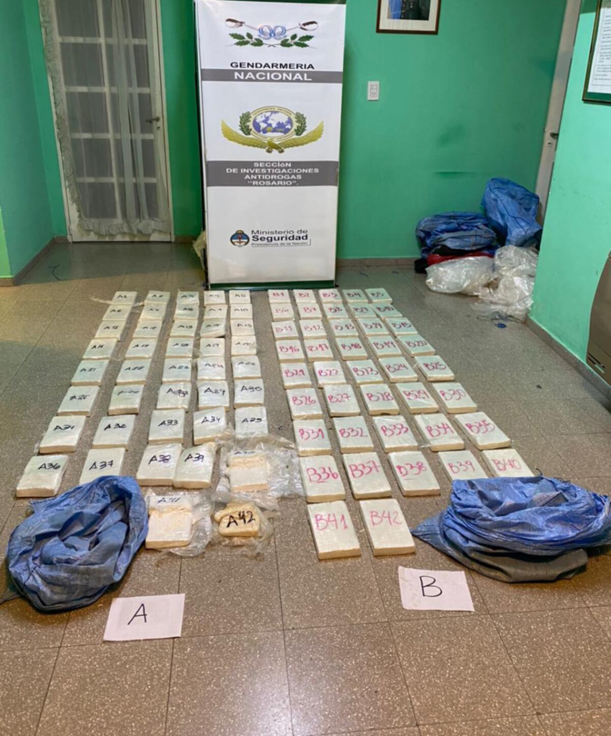 Segunda vez en cuatro días: hallaron bolsas de cocaína en Juan Bernabé Molina