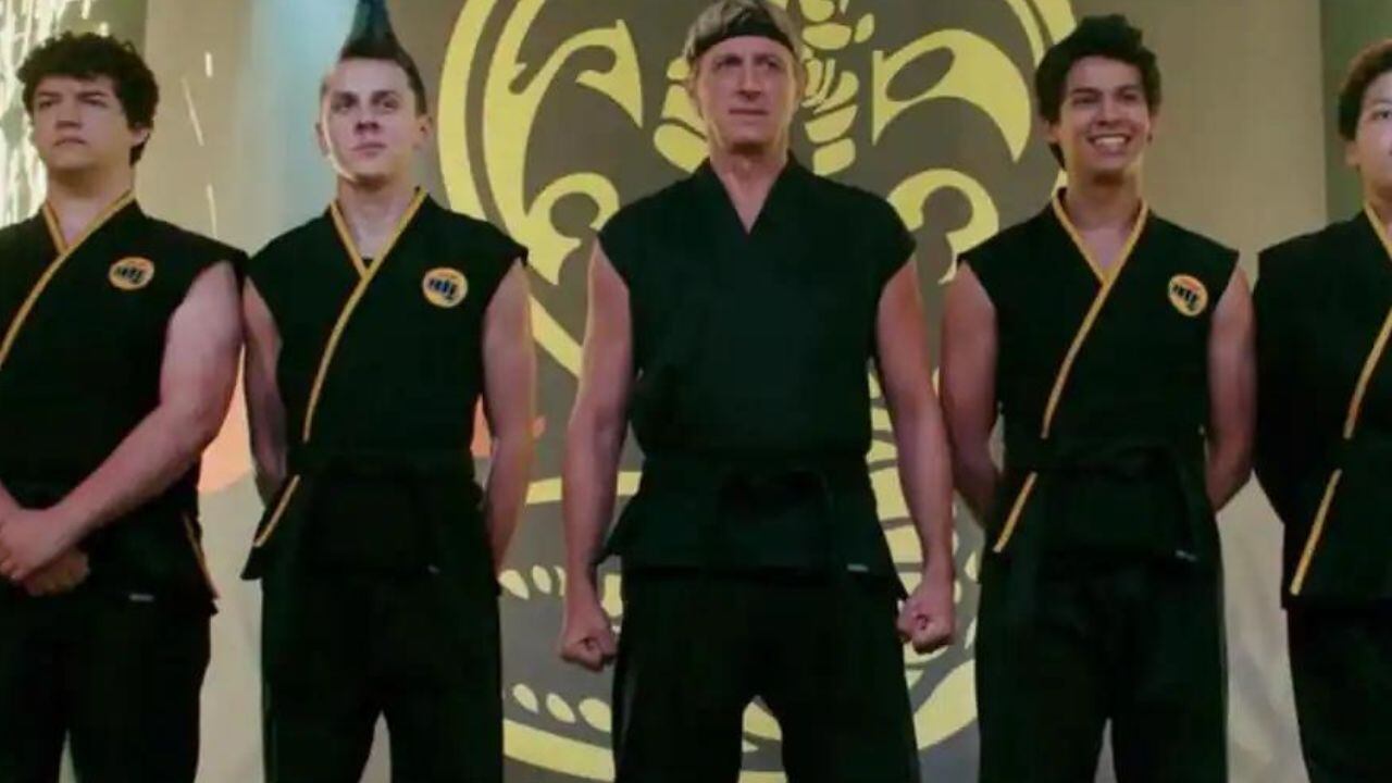 Johnny (interpretado por William Zabka) junto a su equipo en Cobra Kai.