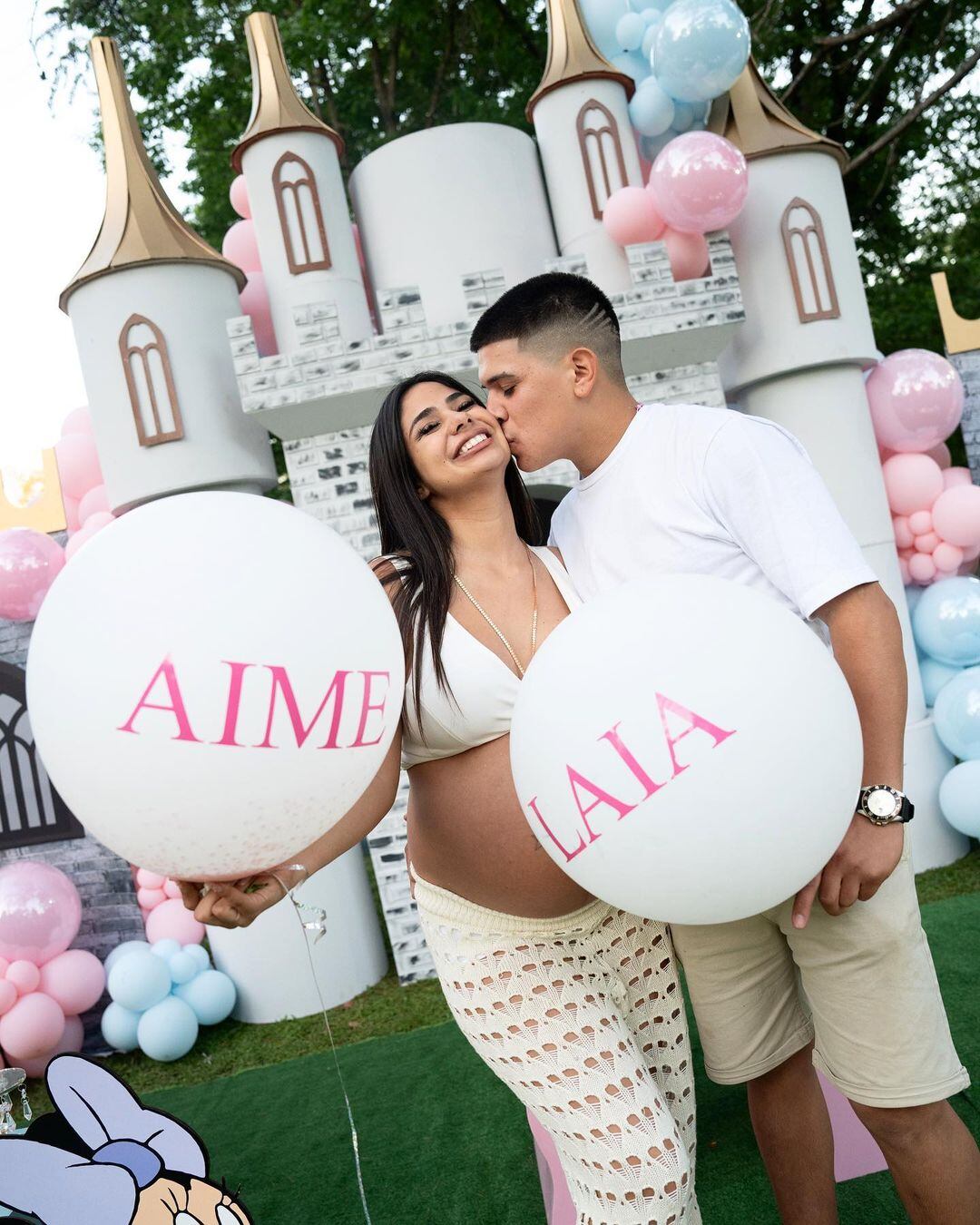 Daniela Celis y Thiago Medina esperan la llegada de las gemelas 