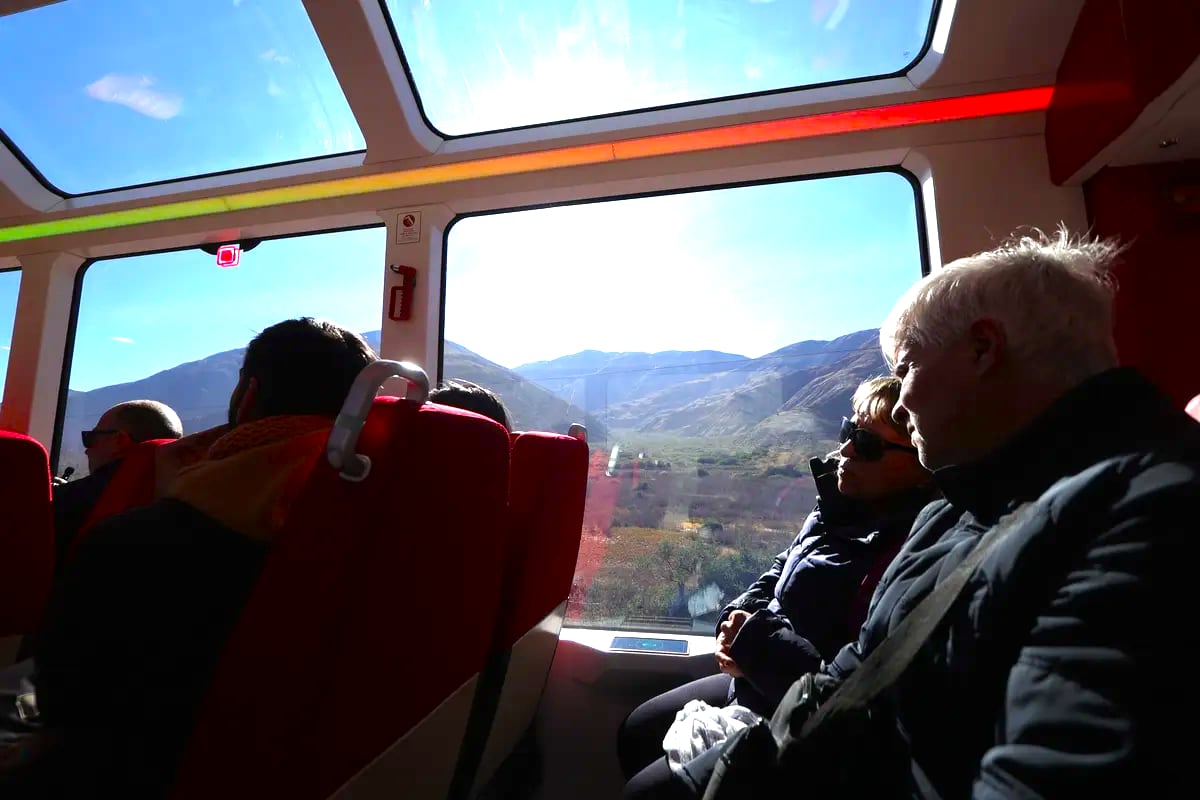 El innovador diseño de las duplas de origen chino permite a los pasajeros del Tren Solar de la Quebrada tener excepcional una vista panorámica.