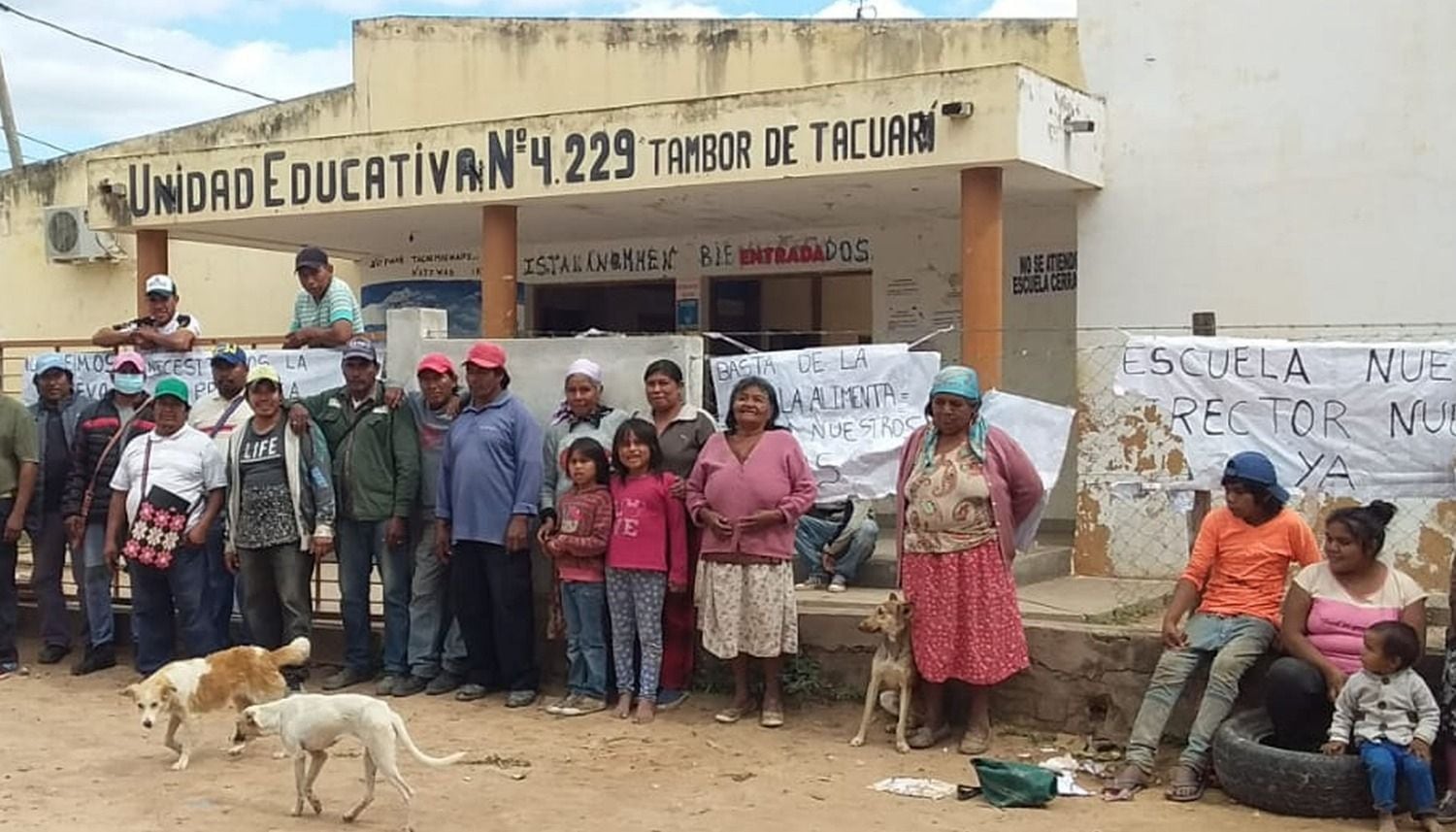 Los padres de los alumnos reclaman que Daniel Zacarías malversó los fondos del comedor, puso en riesgo la salud de sus hijos, y aun así puede jubilarse como director de la institución.