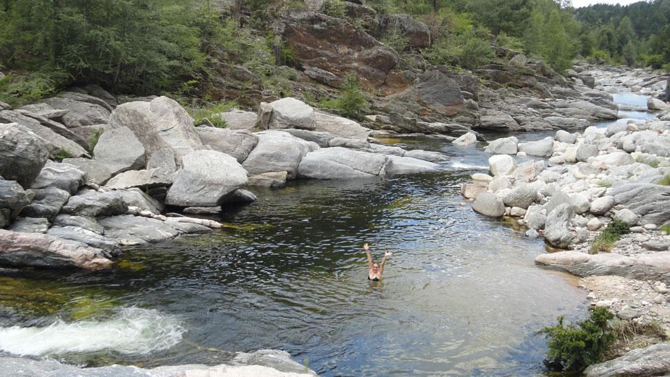 Sucesivas piletas naturales se forman a cada paso sobre el río Los Reartes (La Voz). 