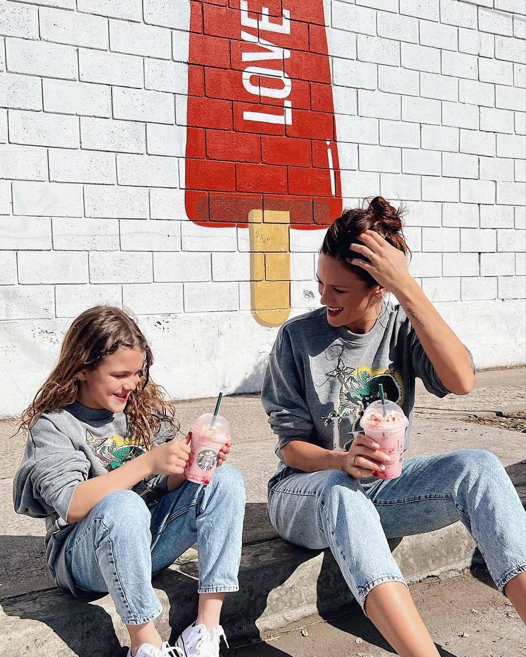 Paula Chaves junto a su hija Olivia.