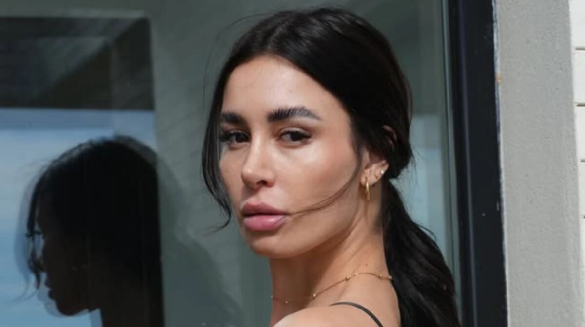 Cam Nair, la streamer y actriz de cine para adultos, posó con una bikini ultra diminuta y casi muestra de más