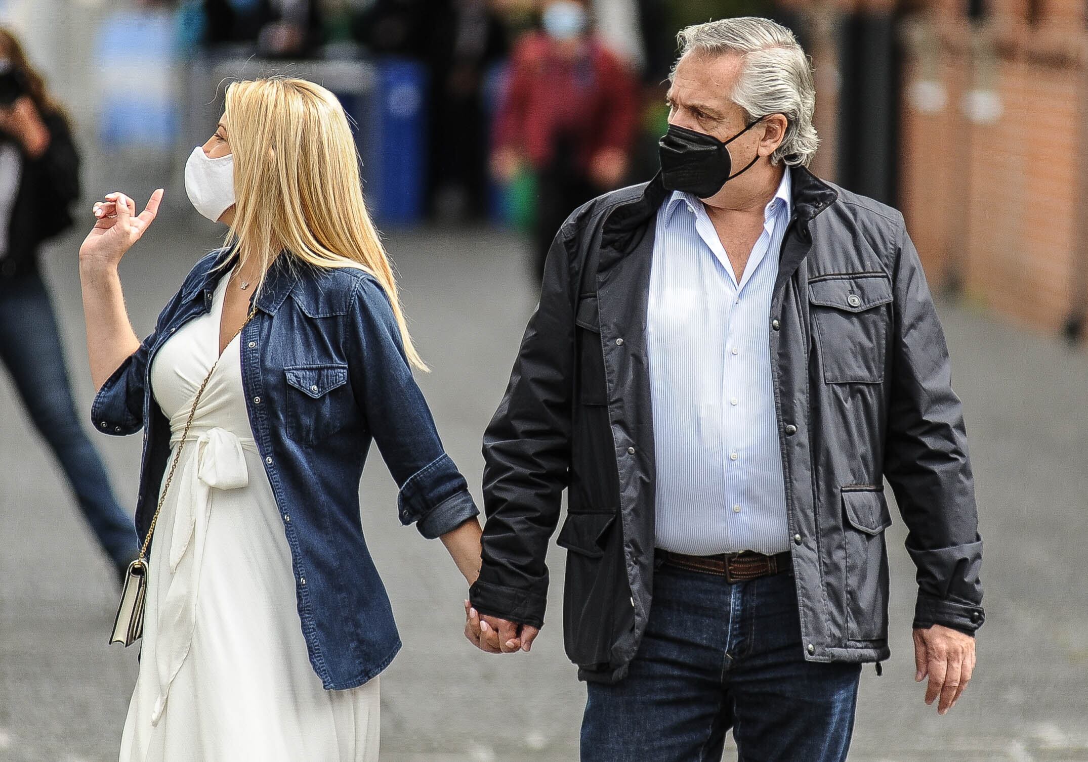 Alberto Fernandez junto a Fabiola Yañez saliendo de votar .  Argentina . Foto Federico Lopez Claro