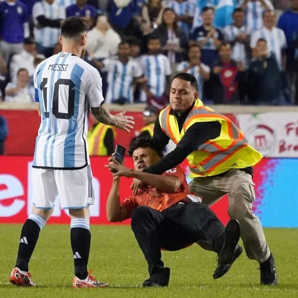 La historia del argentino que saltó a la cancha en busca de una foto con Lionel Messi en New Jersey