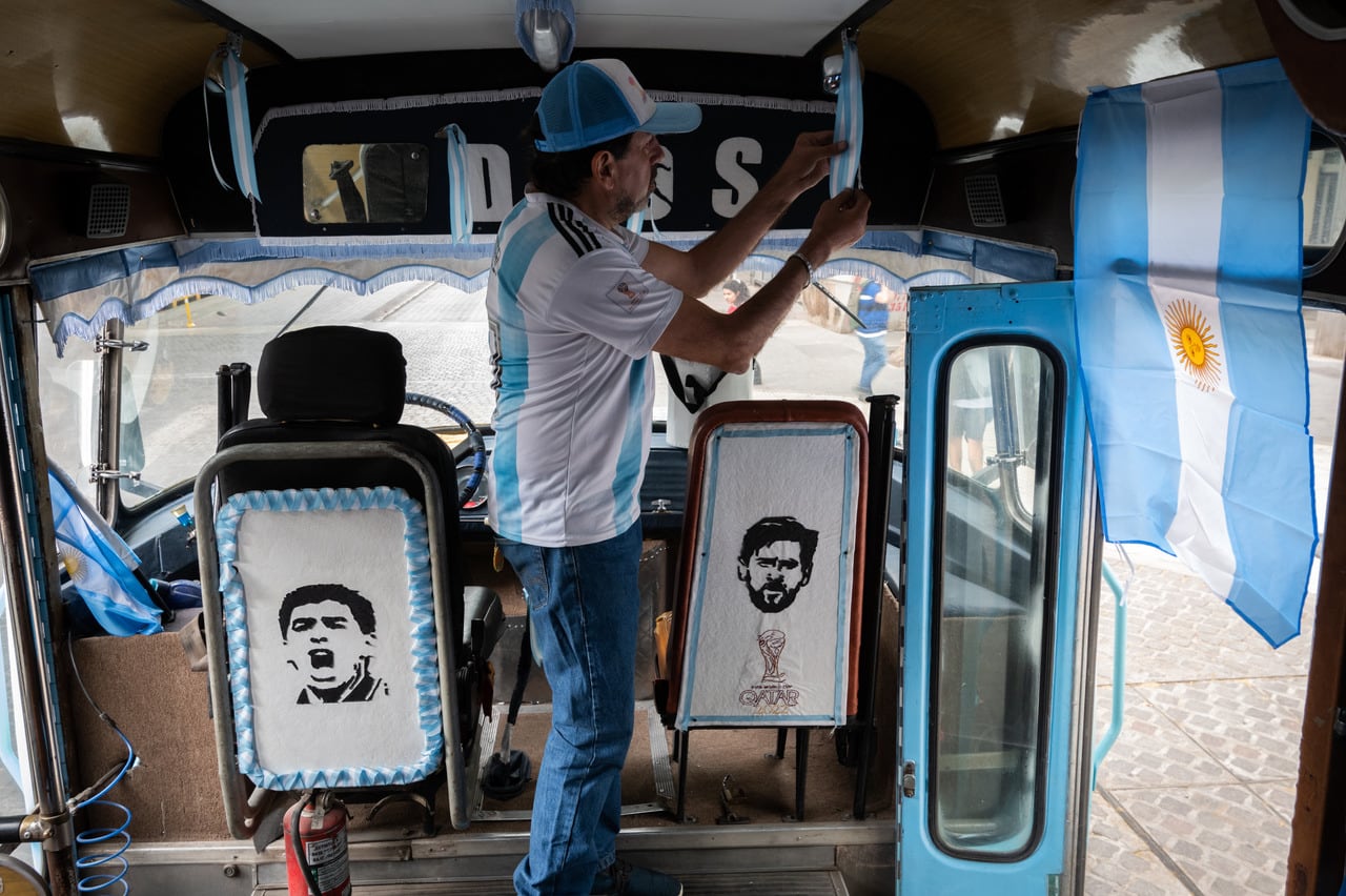 Colectivo La Scaloneta
Un grupo de amigos se junto con un artista para pintar el colectivo La Scaloneta y salir por los departamentos y alentar a la seleccion que jugará en Qatar 2022

Foto: Ignacio Blanco / Los Andes

