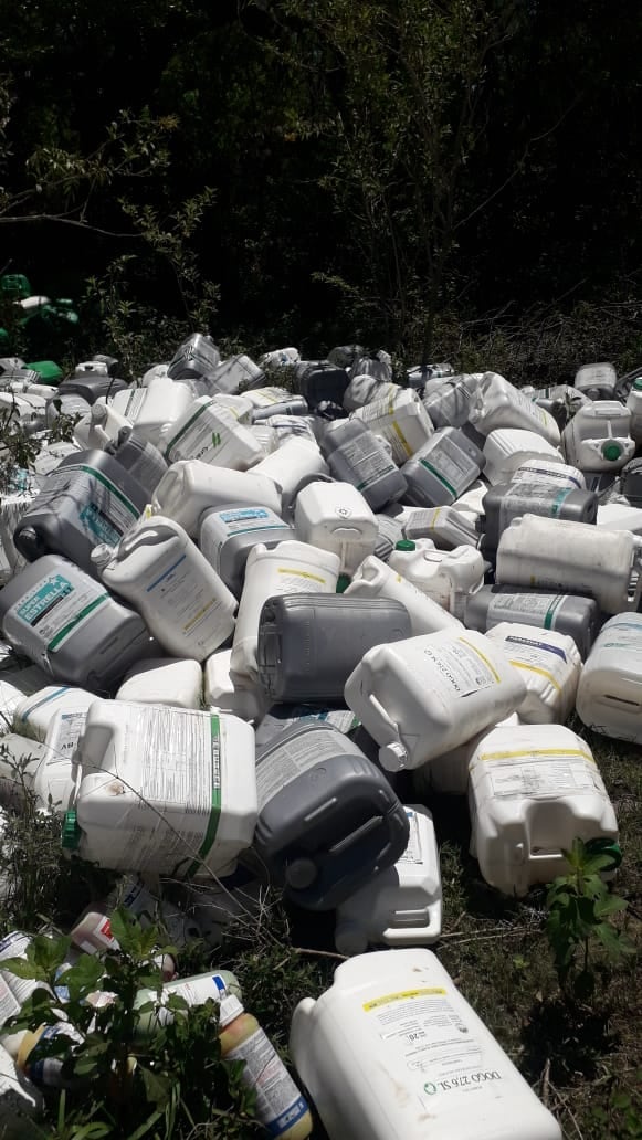 Envases de agroquímicos acumulados, tiraos en una zona serrana (Gentileza vecinos)