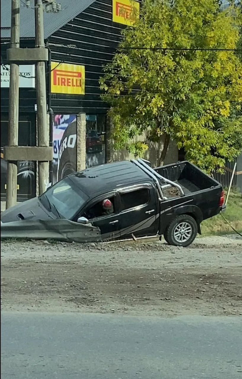 Sin embargo, la camioneta que fue a rescatarlo terminó en la misma situación.