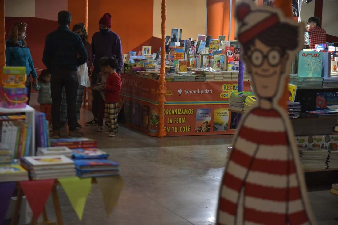 La Feria del libro infantil en el Centro Cultural Córdoba con stands y obras de teatro y títeres (Facundo Luque / La Voz)