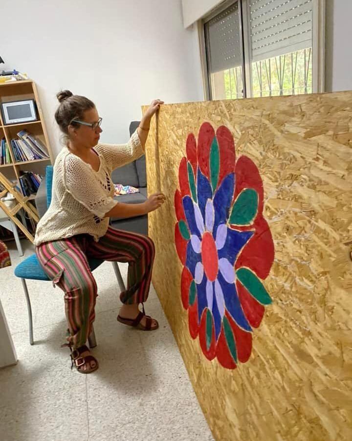 Además de cantar, Magdalana hace obras artísticas con la pintura.