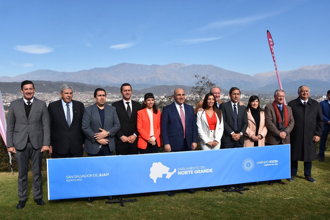 Los vicegobernadores de las diez provincias, posando para los fotógrafos con la ciudad de San Salvador de Jujuy como telón de fondo.