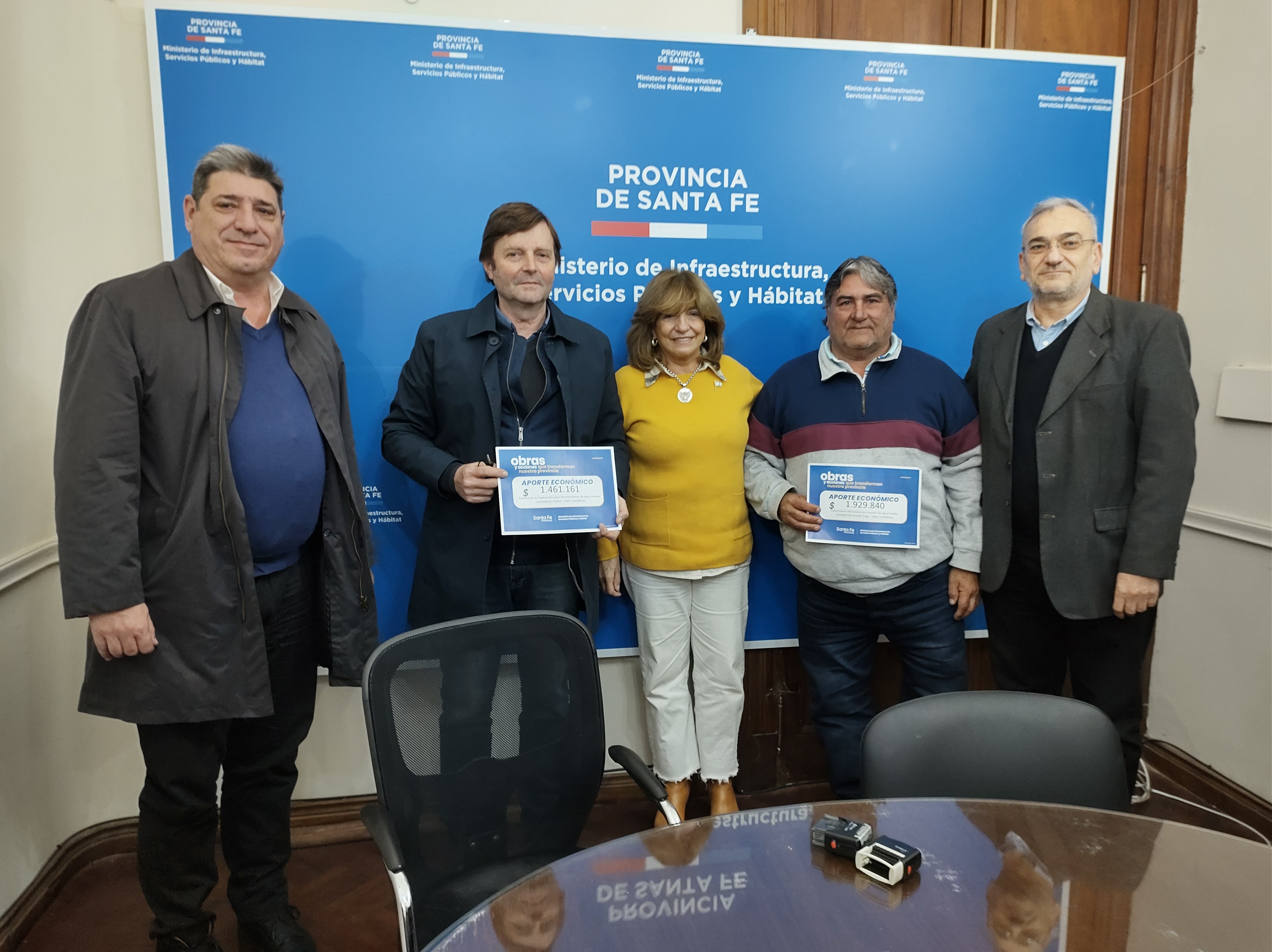 El secretario de Empresas y Servicios Públicos, Ing. Carlos Maina, el presidente comunal de Ataliva, Marcelo Bergese, la ministra de Infraestructura Silvina Frana, Valter Lara, presidente comunal de Coronel Fraga y el senador Alcides Calvo